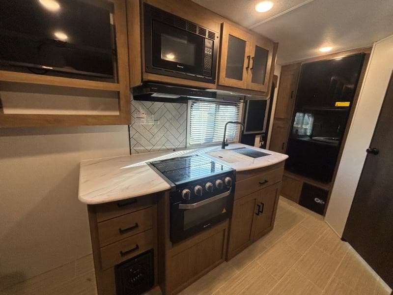 2024 Coachmen 2024 Coachmen Freedom Express Ultra Lite - thumbnail 9