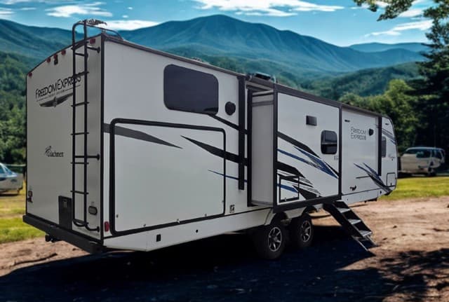 2022 Coachmen 2022 Coachmen Freedom Express - thumbnail 3