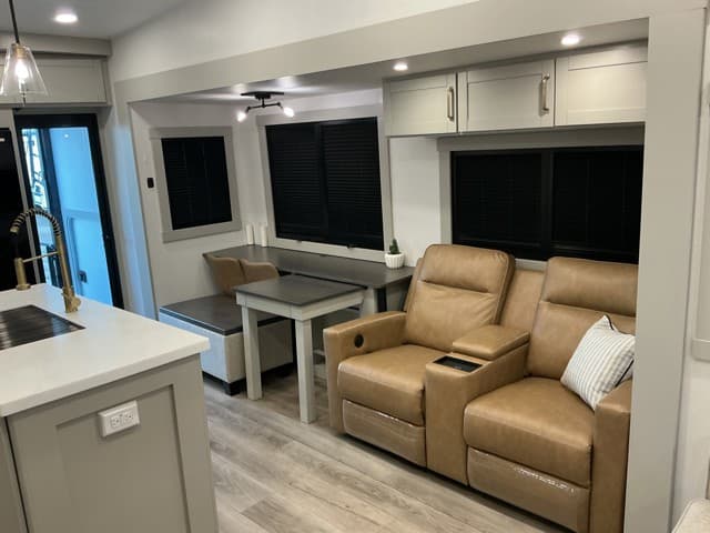 2025 Z  2025 Z  Brinkley - thumbnail 9