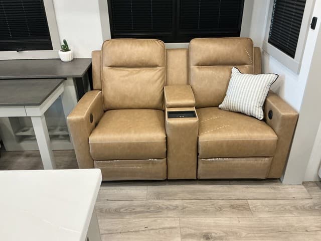 2025 Z  2025 Z  Brinkley - thumbnail 22