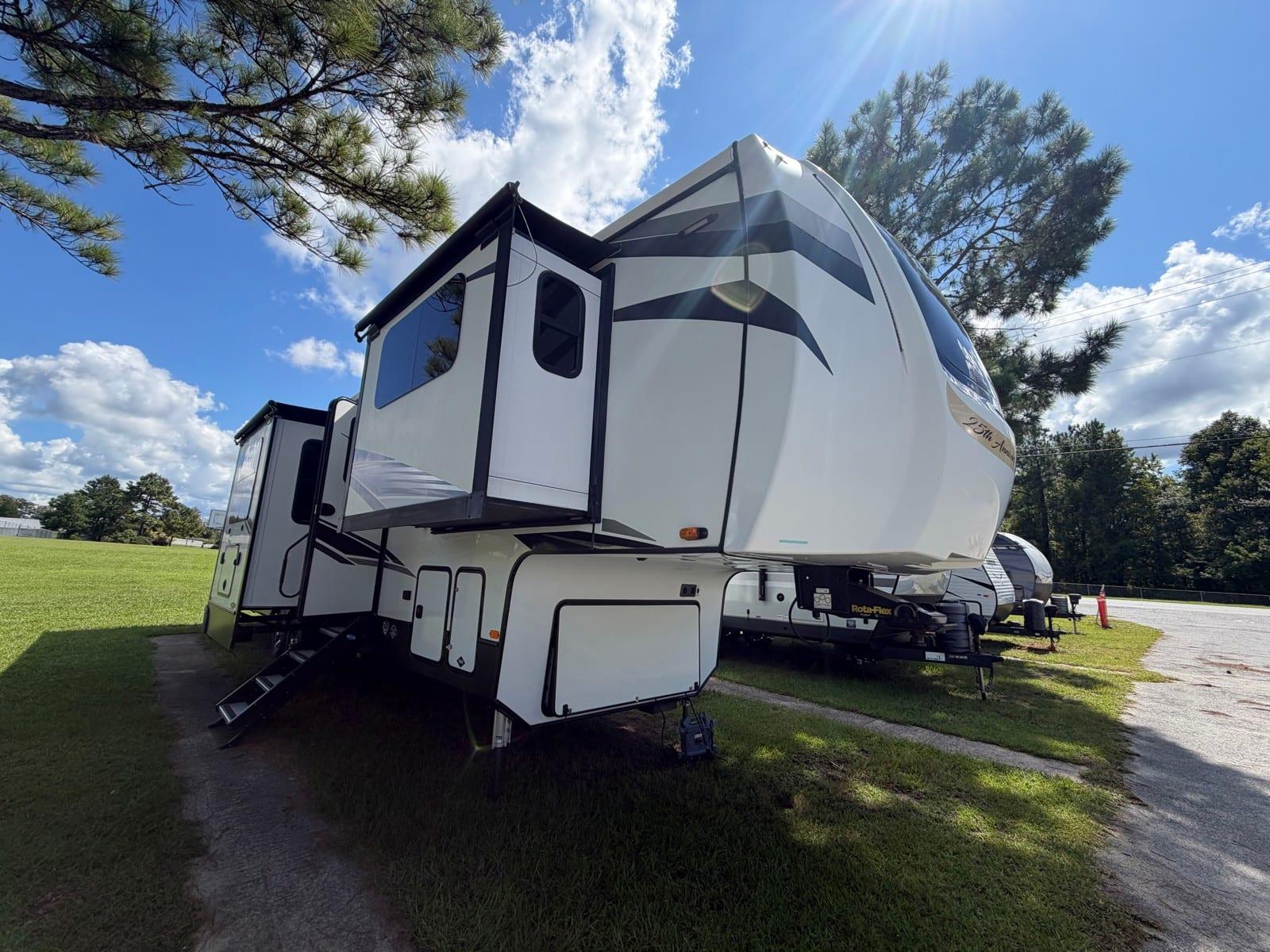 2021 Forest River Cardinal Luxury Series 370FLX