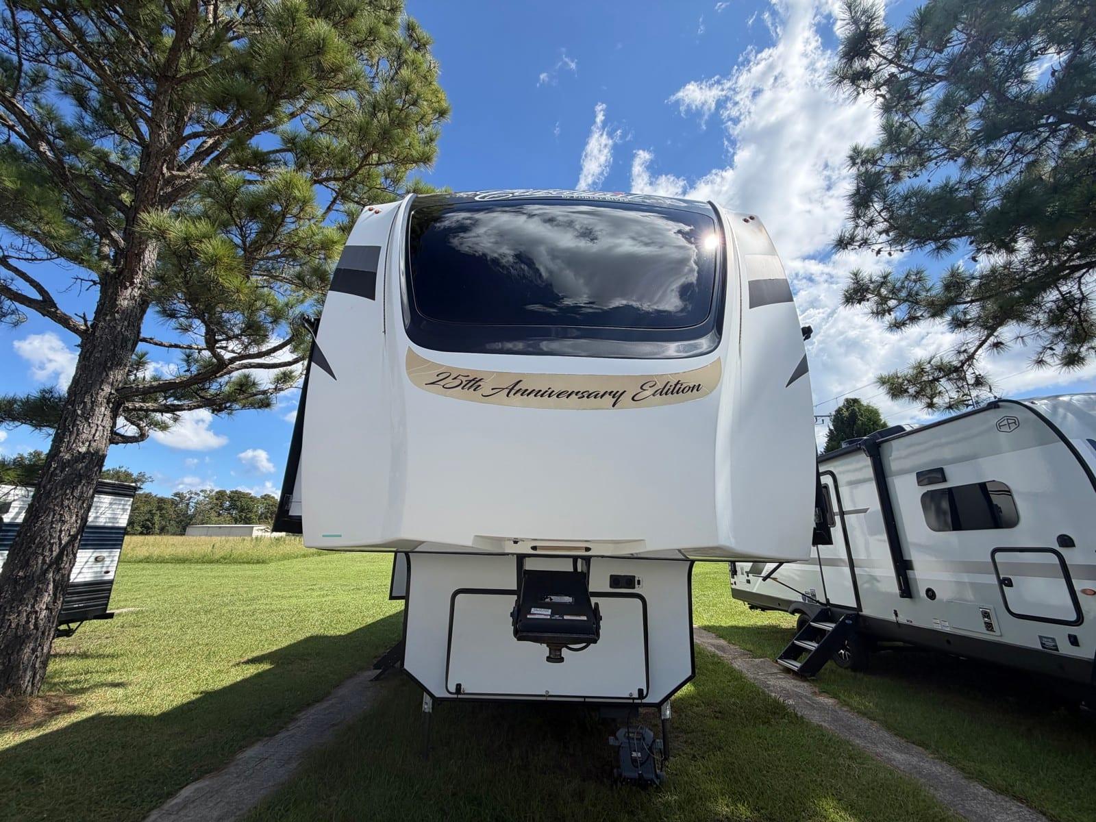 2021 Forest River 2021 Forest River Cardinal Luxury Series - thumbnail 4