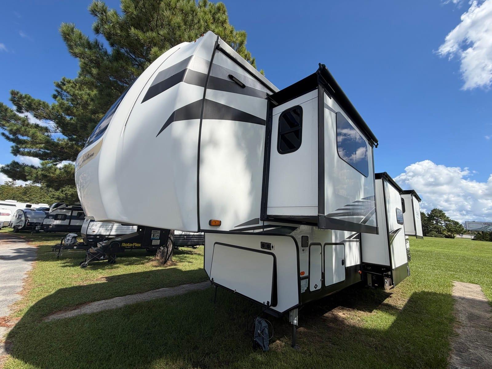 2021 Forest River 2021 Forest River Cardinal Luxury Series - thumbnail 5