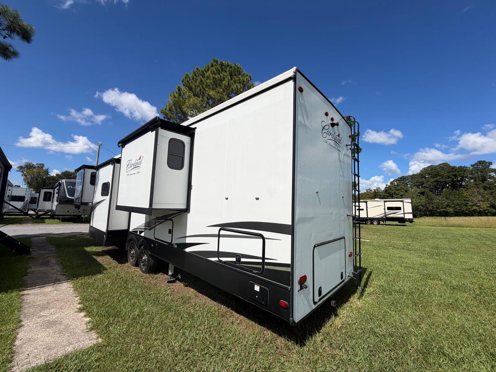2021 Forest River 2021 Forest River Cardinal Luxury Series - thumbnail 6