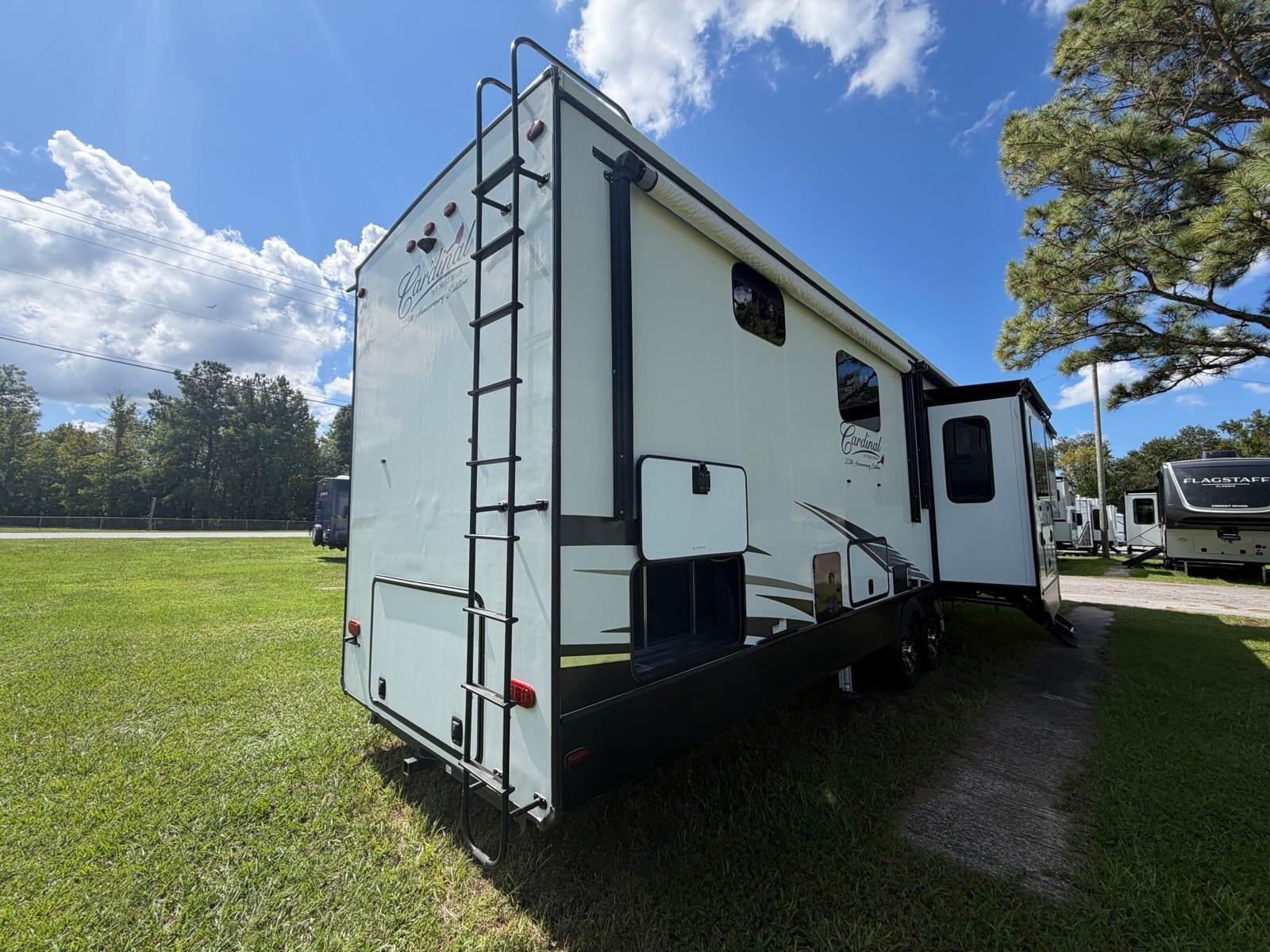 2021 Forest River 2021 Forest River Cardinal Luxury Series - thumbnail 8