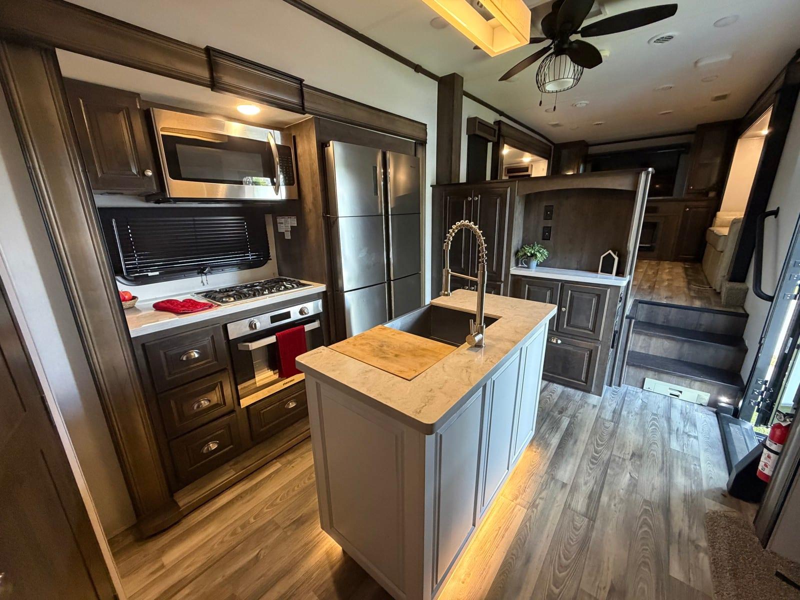 2021 Forest River 2021 Forest River Cardinal Luxury Series - thumbnail 14