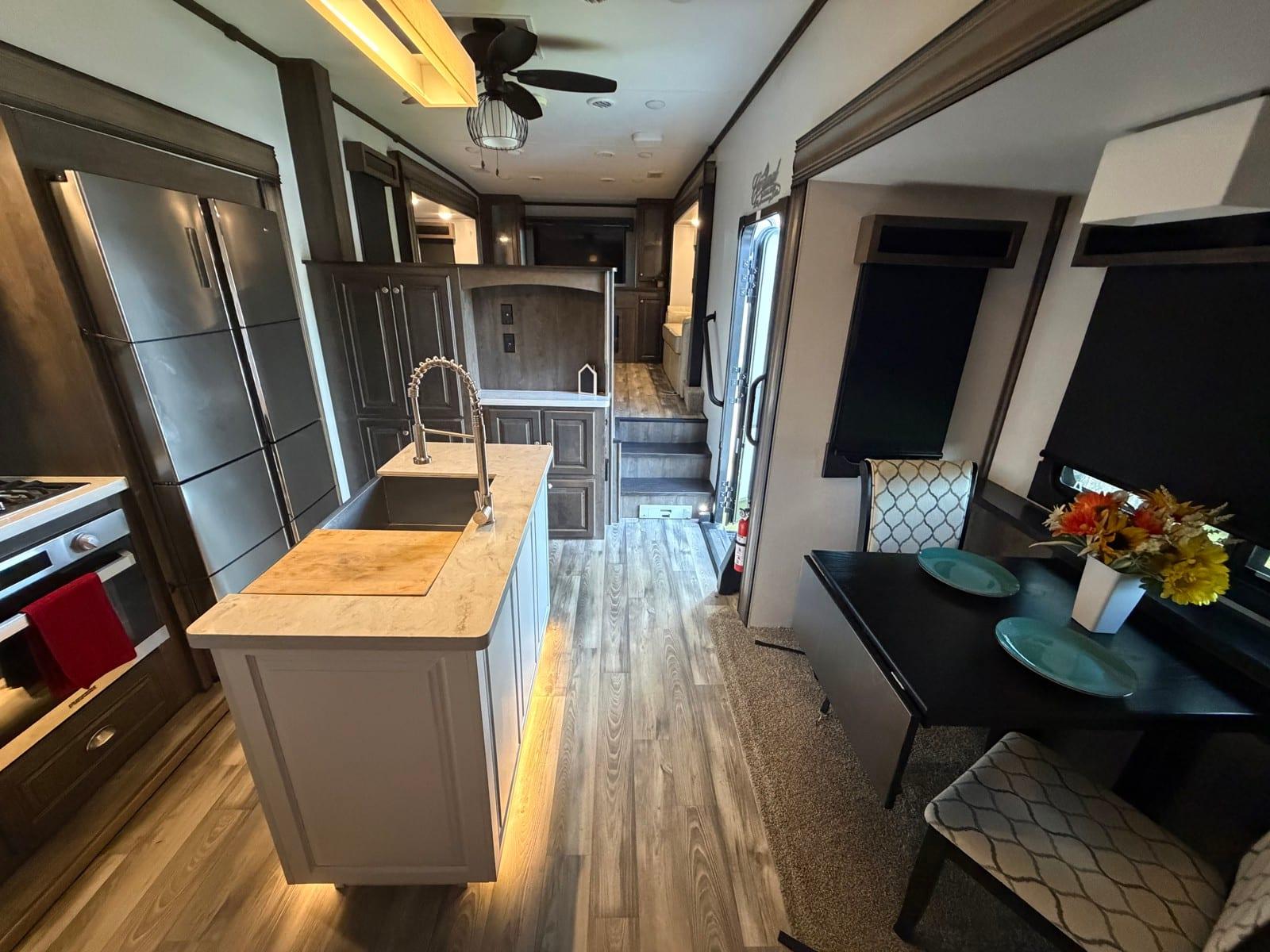 2021 Forest River 2021 Forest River Cardinal Luxury Series - thumbnail 33