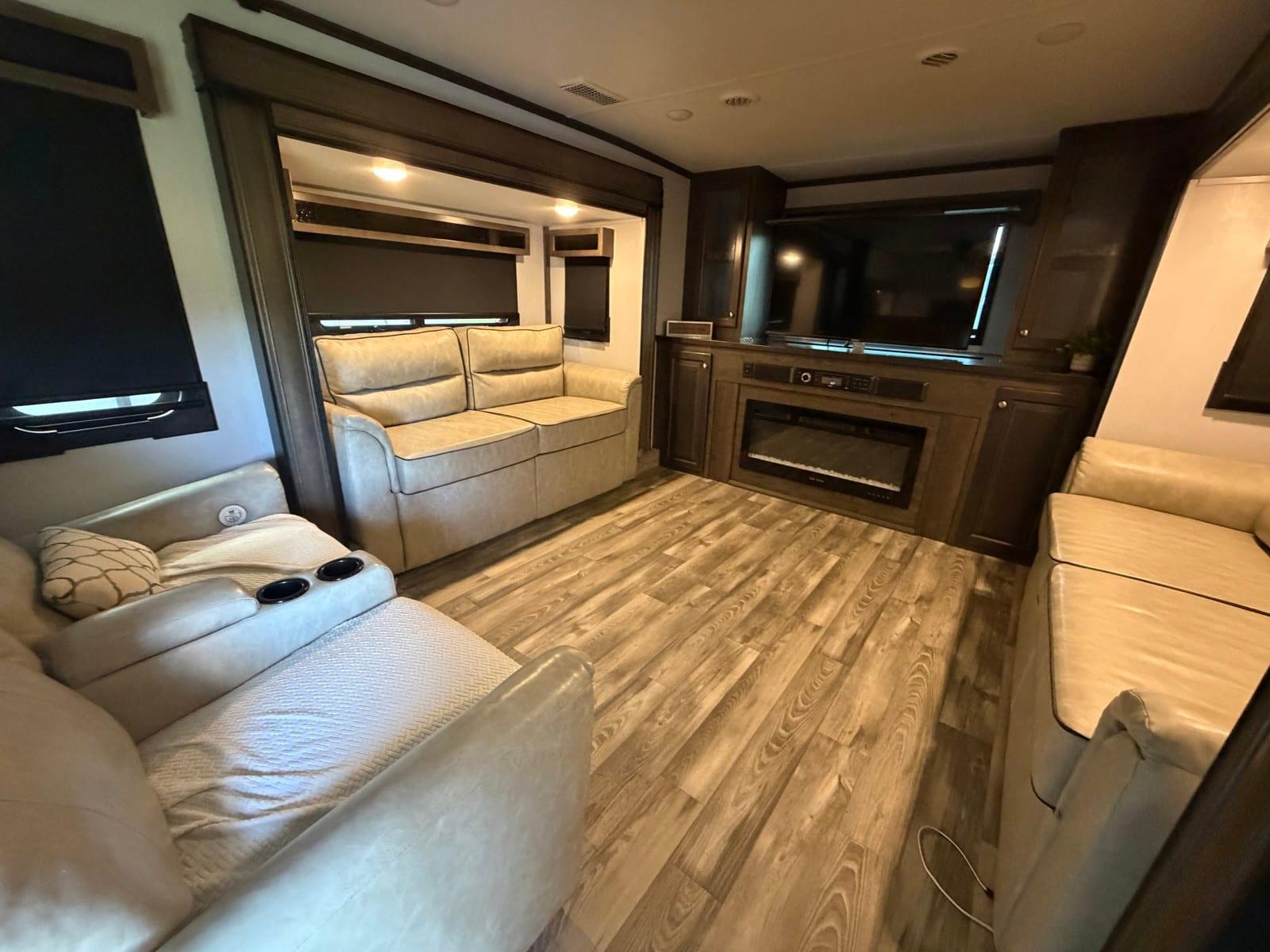 2021 Forest River 2021 Forest River Cardinal Luxury Series - thumbnail 34
