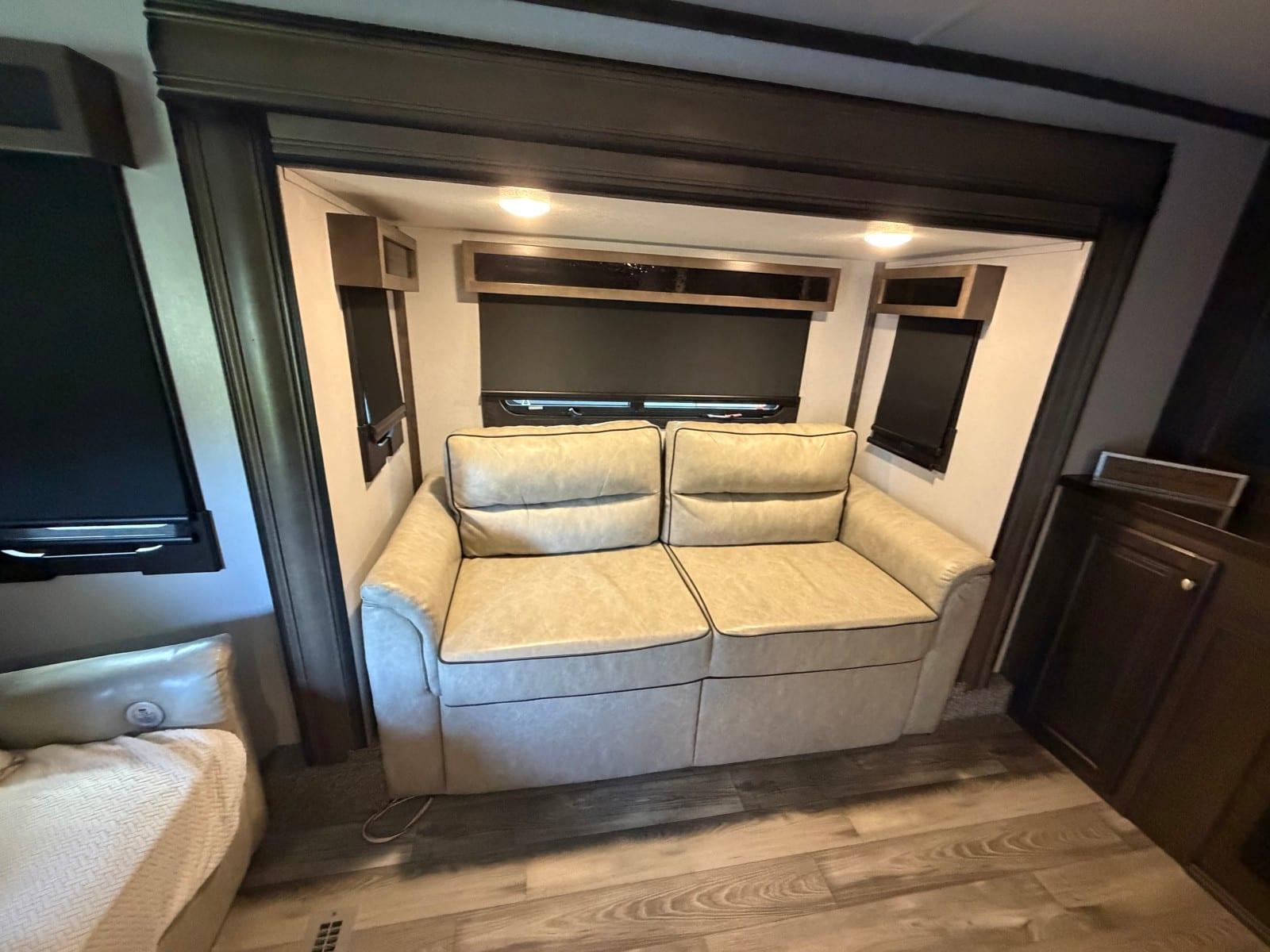 2021 Forest River 2021 Forest River Cardinal Luxury Series - thumbnail 35