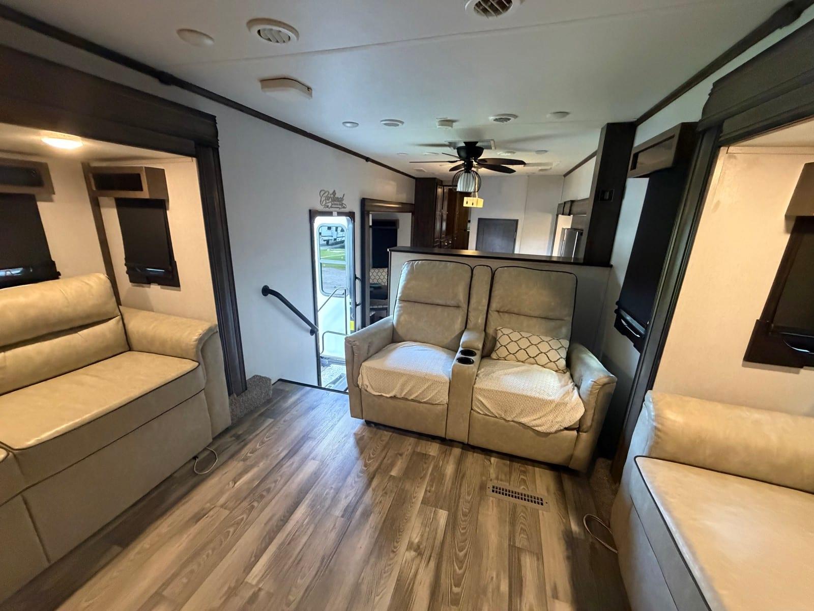 2021 Forest River 2021 Forest River Cardinal Luxury Series - thumbnail 38
