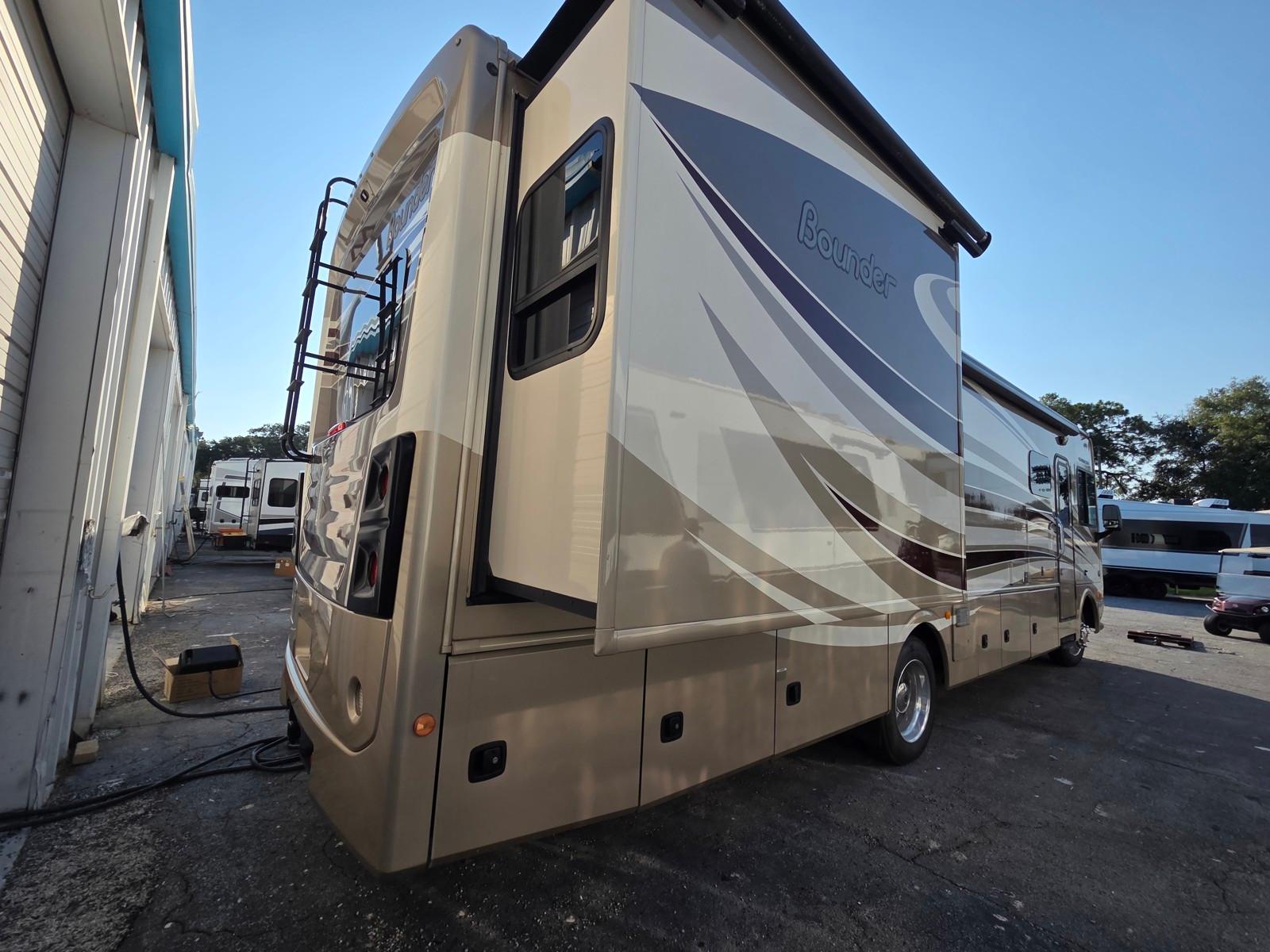 2017 Fleetwood 2017 Fleetwood Bounder - thumbnail 4