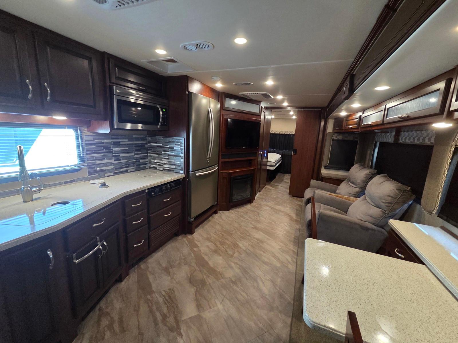 2017 Fleetwood 2017 Fleetwood Bounder - thumbnail 6