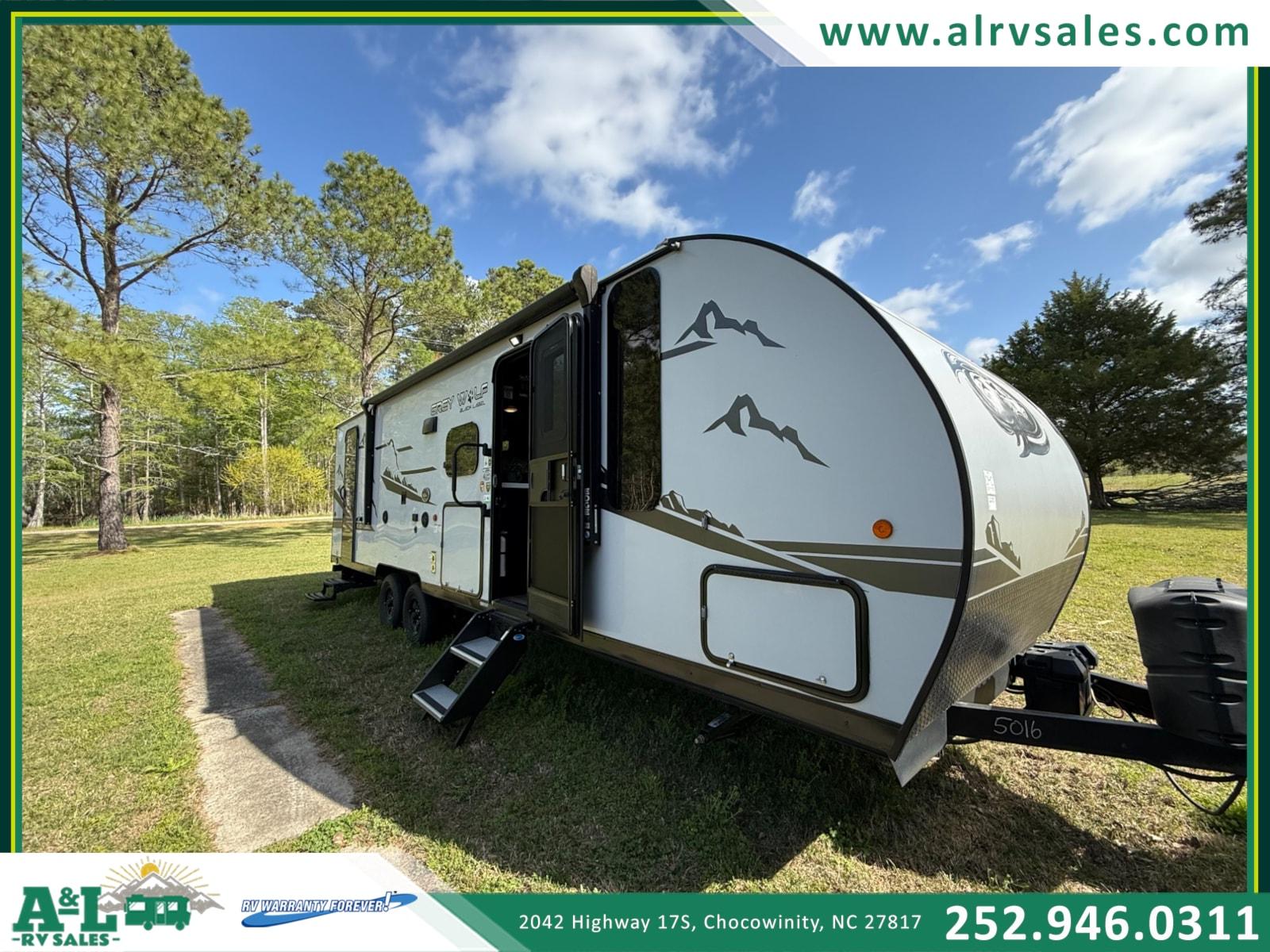 2023 Forest River Cherokee Grey Wolf Black Label 26DBHBL