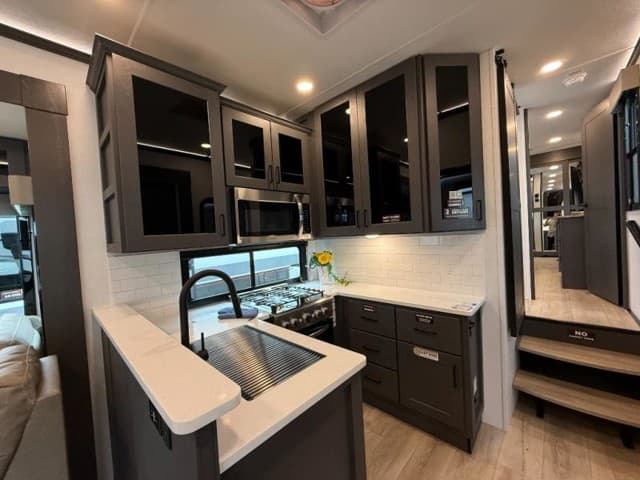 2025 Alliance RV 2025 Alliance RV Valor - thumbnail 7