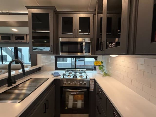 2025 Alliance RV 2025 Alliance RV Valor - thumbnail 8