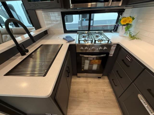 2025 Alliance RV 2025 Alliance RV Valor - thumbnail 9