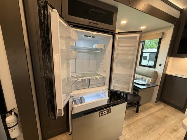 2025 Alliance RV 2025 Alliance RV Valor - thumbnail 11