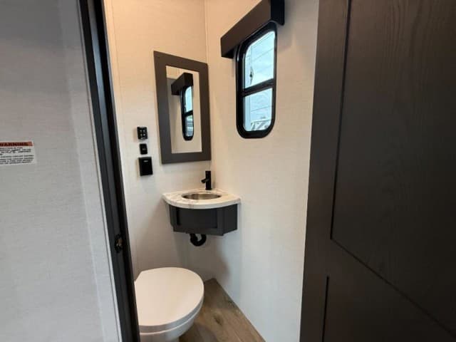 2025 Alliance RV 2025 Alliance RV Valor - thumbnail 18