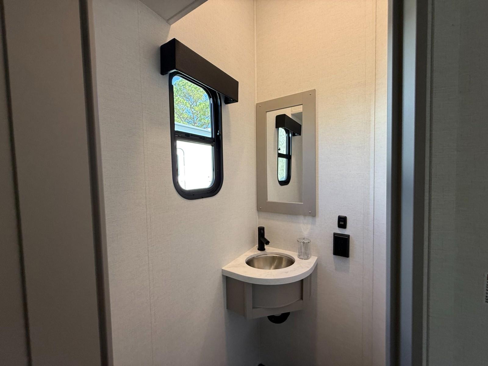 2026 Alliance RV 2026 Alliance RV Valor - thumbnail 40