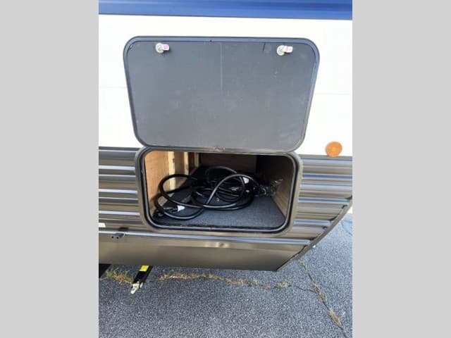 2025 Forest River 2025 Forest River Cherokee Wolf Den - thumbnail 6