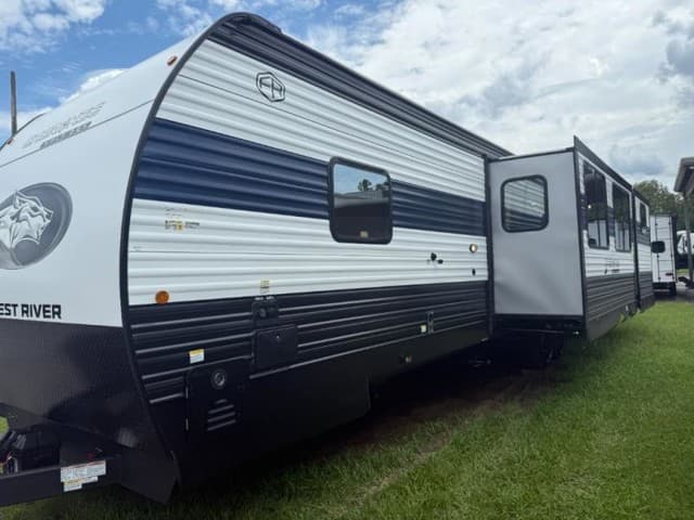 2026 Forest River 2026 Forest River Cherokee Wolf Den - thumbnail 4