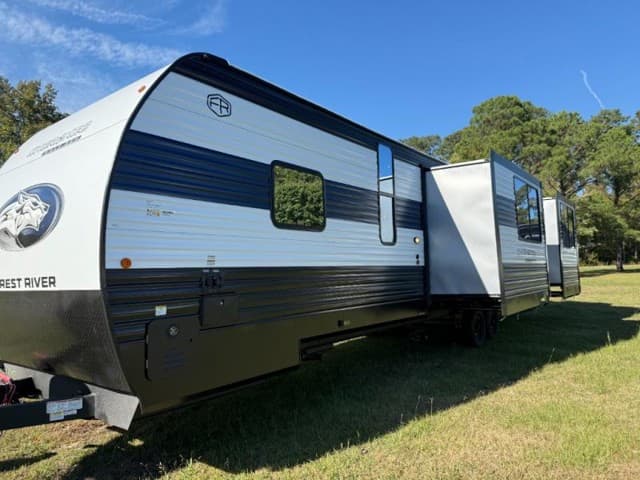 2026 Forest River 2026 Forest River Cherokee Wolf Den - thumbnail 4