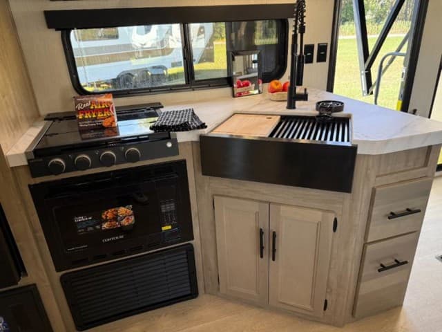 2026 Forest River 2026 Forest River Cherokee Wolf Den - thumbnail 10