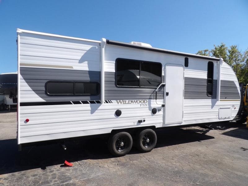 2026 Forest River 2026 Forest River Wildwood Fsx Toy Hauler - thumbnail 4