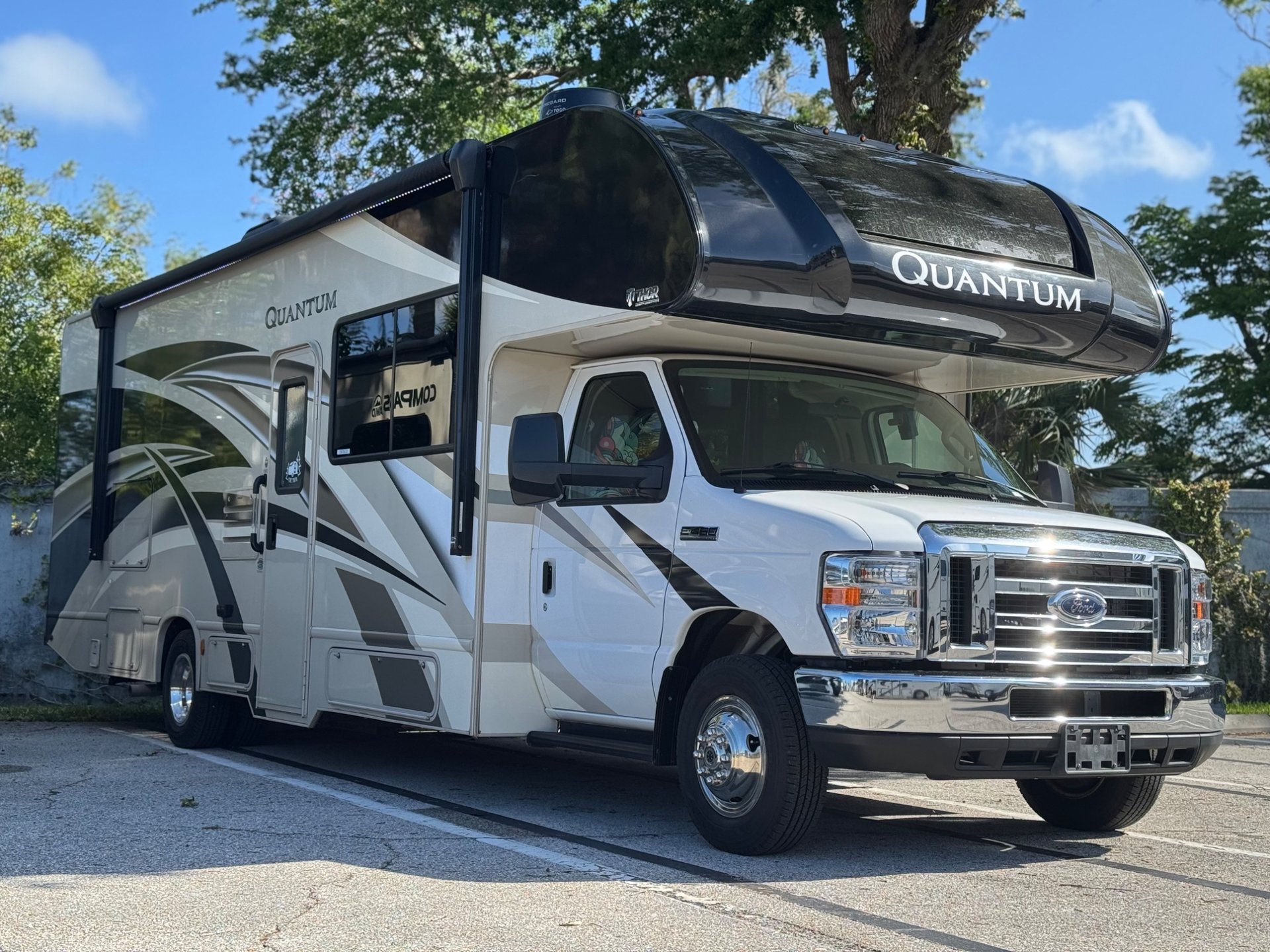 2020 Thor Motor Coach 2020 Thor Motor Coach Quantum - image 1