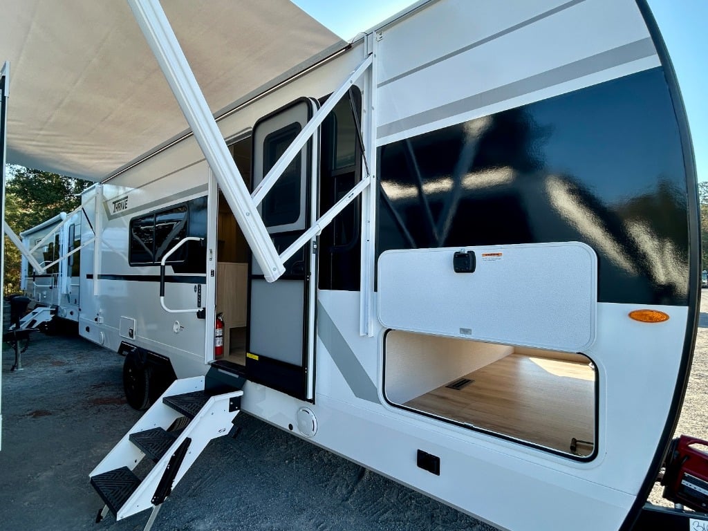 2026 Winnebago 2026 Winnebago Thrive - image 1