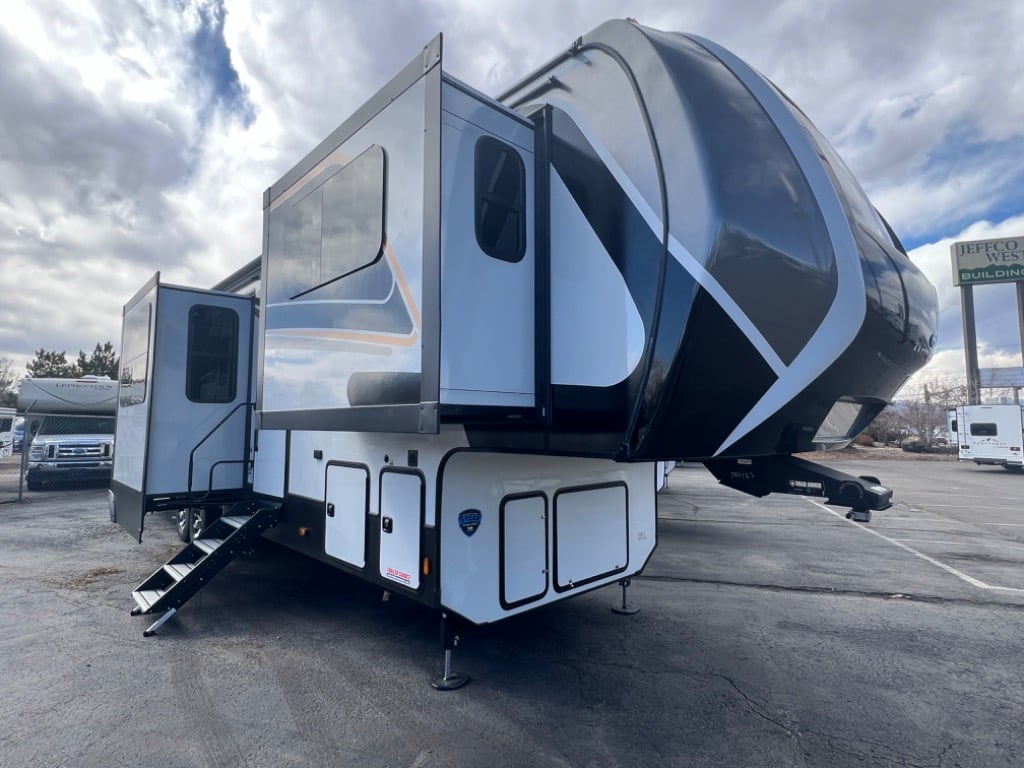 2025 Keystone RV 2025 Keystone RV Alpine - image 1